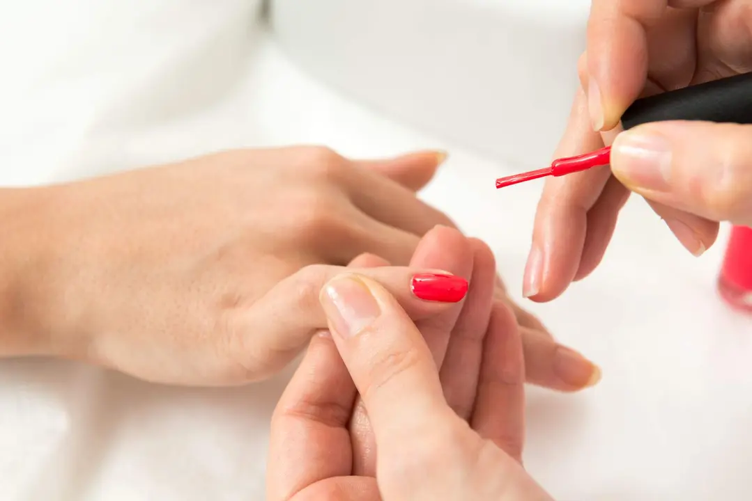 Persona pintándose las uñas