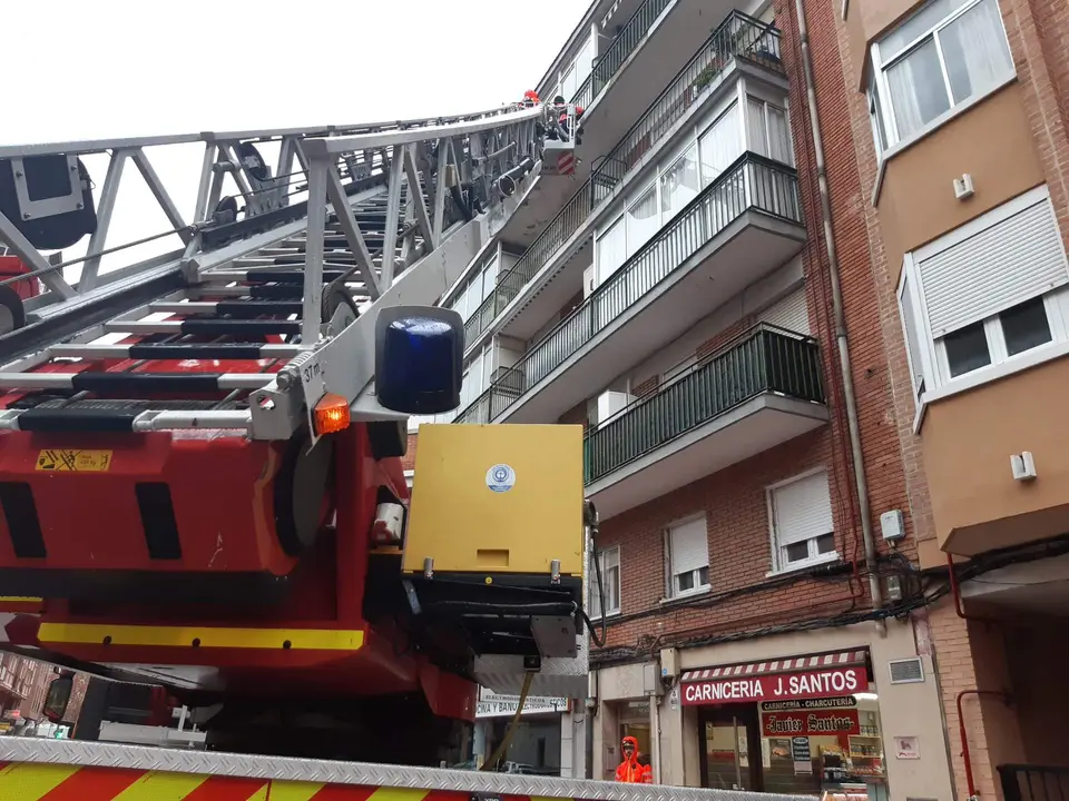 Fotografía de archivo de un intervención en una vivienda de Valladolid. Imagen: @BomberosVLL