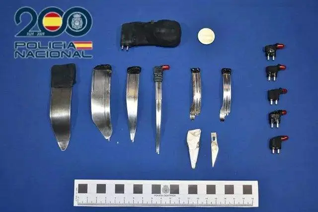 Herramientas utilizadas por el detenido para trucar las máquinas tragaperras
- POLICÍA NACIONAL