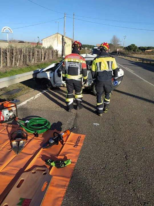 bomberos en el accidente de la N122. Imagen Diputación