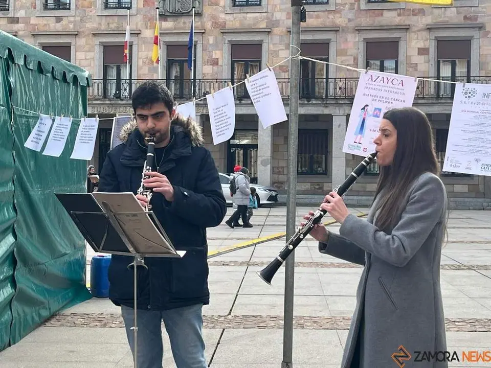 Sara Perez y Victor arguello tocando en la plaza de la Constitución