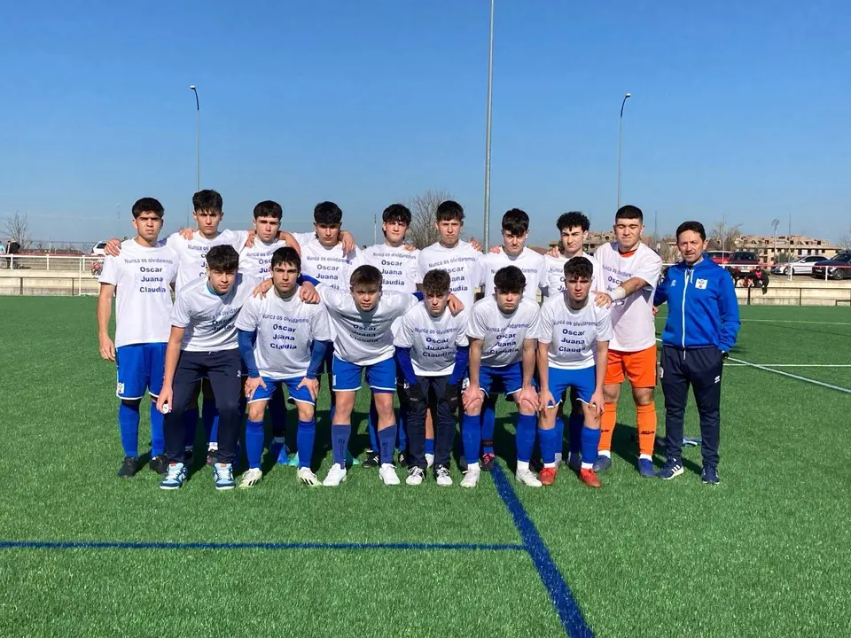 Emotivo gesto del equipo Juvenil de la Unión Deportiva Toresana