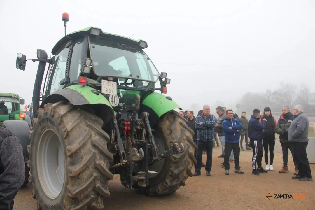 Más de 200 agricultores sacan sus tractores para protestar por las calles de Zamora_12