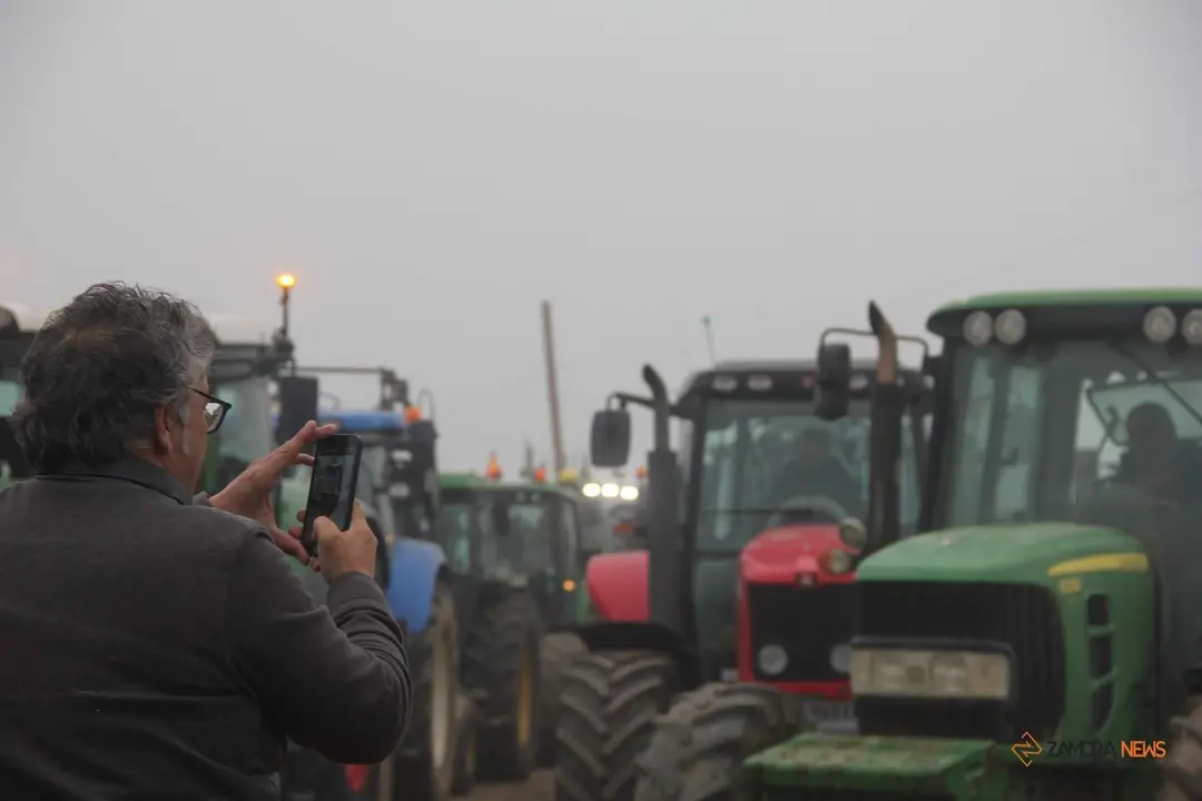 Más de 200 agricultores sacan sus tractores para protestar por las calles de Zamora_27