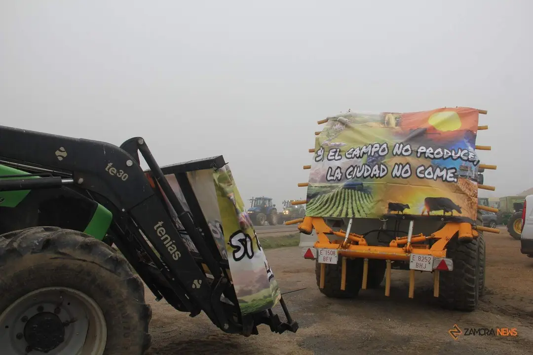 Más de 200 agricultores sacan sus tractores para protestar por las calles de Zamora_31