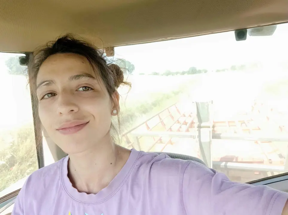 Katy durante las horas de trabajo en el tractor