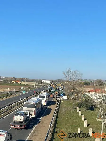 autovia cortada por los tractores 