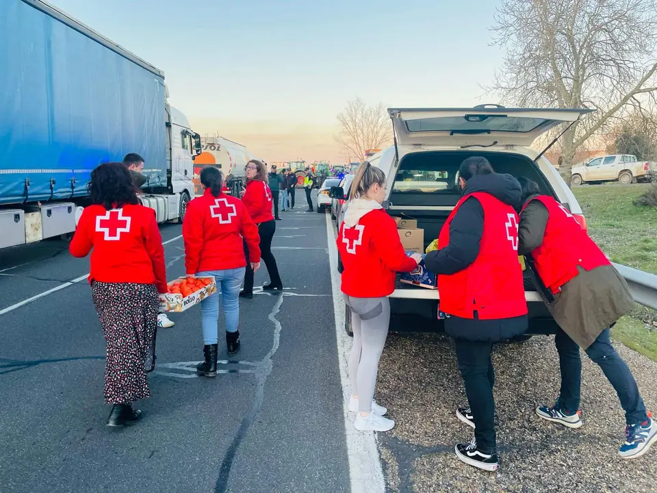 Trabajadores de Cruz Roja en Zamora asistiendo en las retenciones por las protestas agrarias