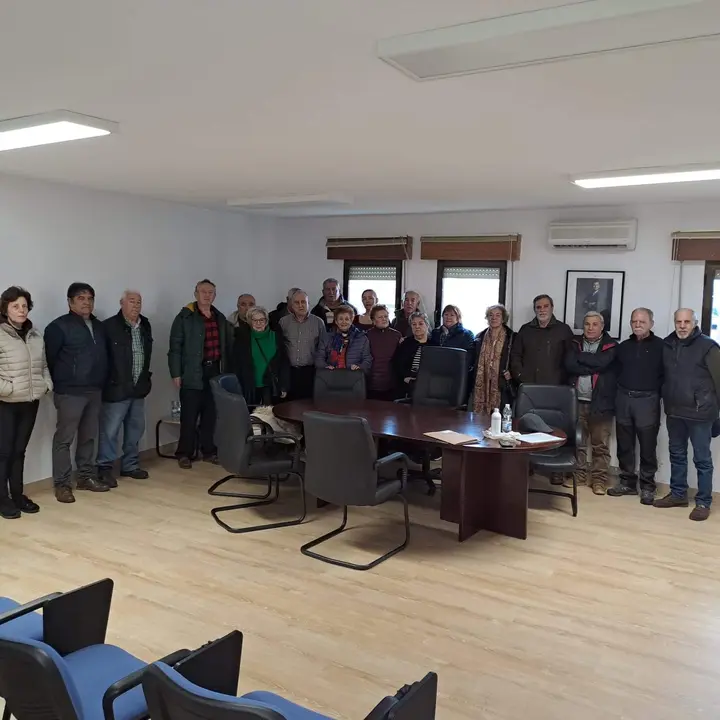 Vecinos y miembros del PSOE en el salón de plenos. Imagen cedida