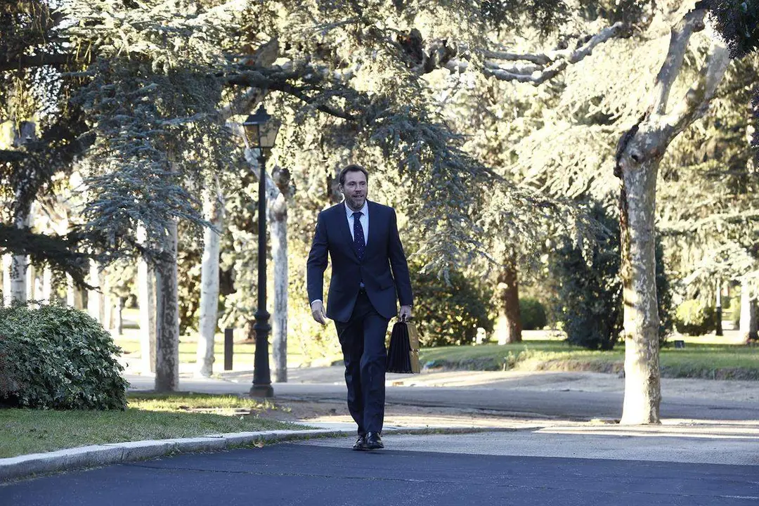 El ministro de Transportes y Movilidad Sostenible, Óscar Puente, pasea por los jardines de La Moncloa