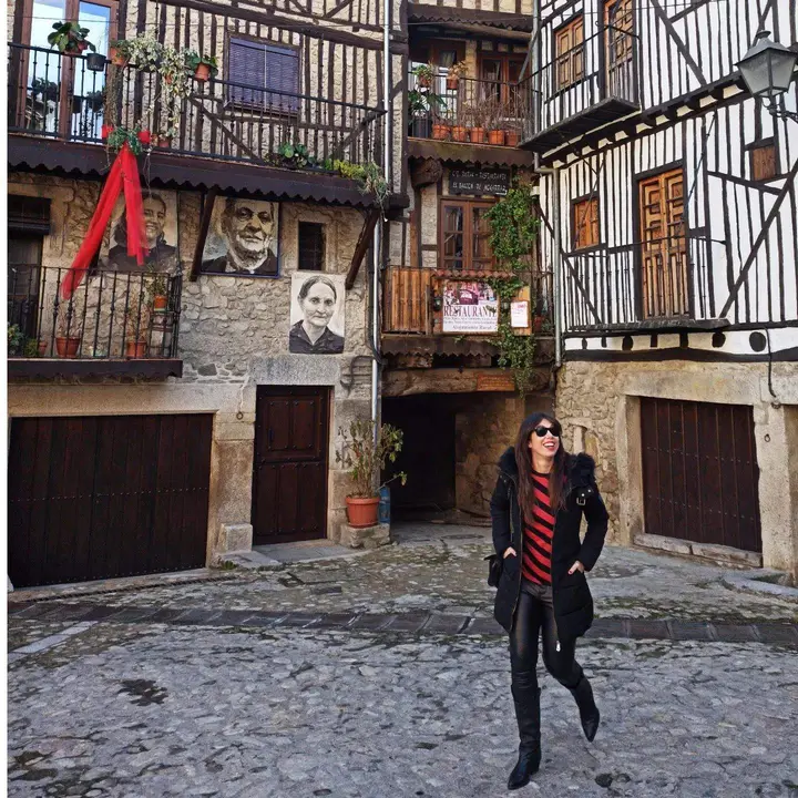 Una visitante en la localidad salmantina de Mogarraz. Fotografía: @CyLEsVida