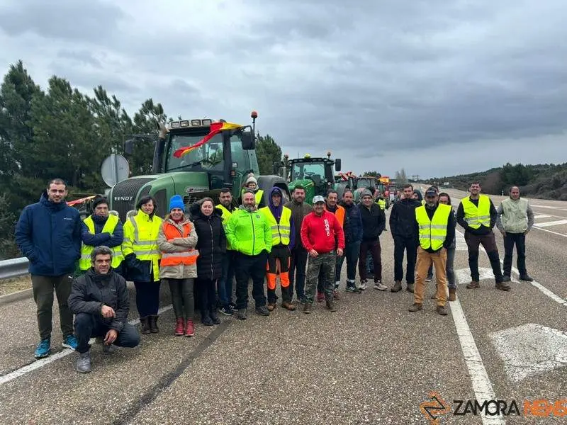 Agricultores y ganaderos de Alcañices realizan una marcha dirección Portugal