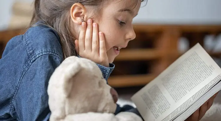 Niña leyendo un libro