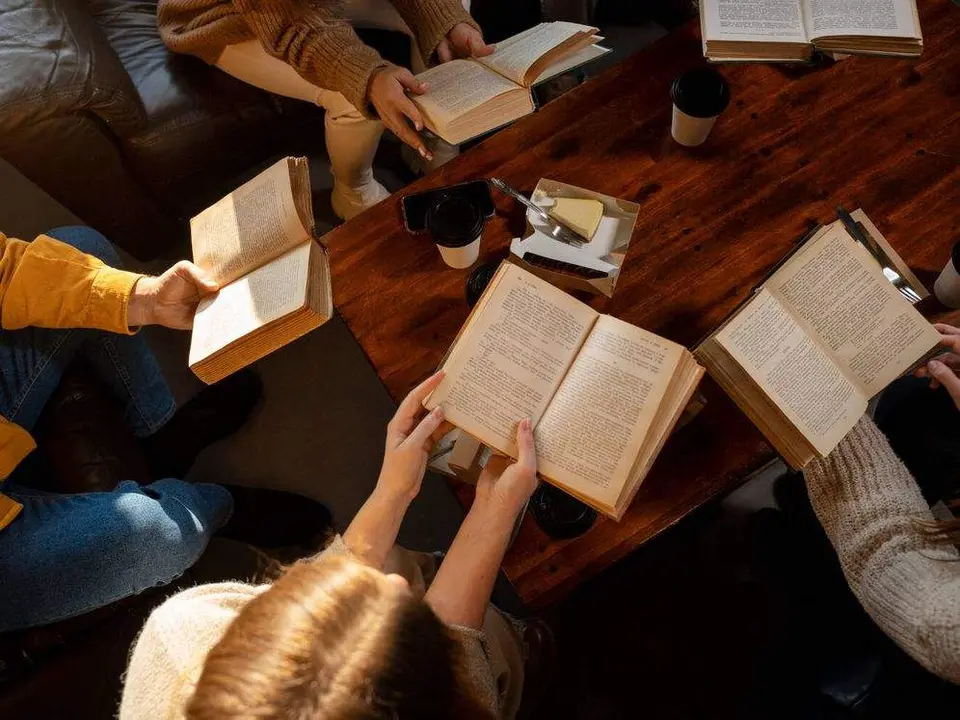 Jóvenes leyendo libros
