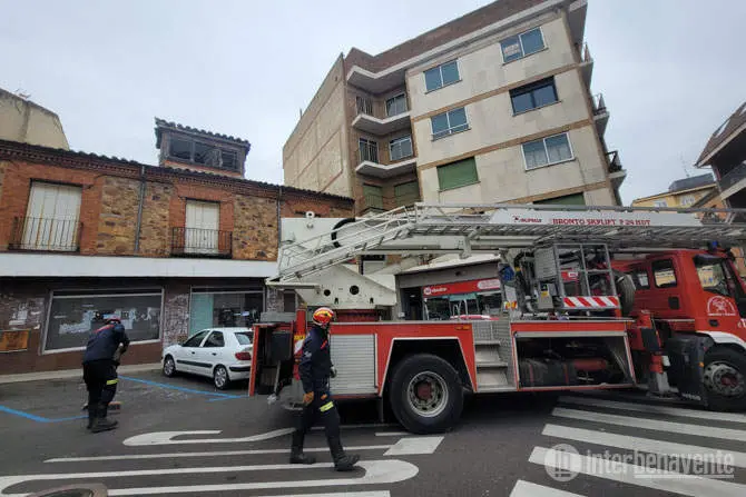 Los bomberos intervienen en la Plaza del Grano. Interbenavente.es