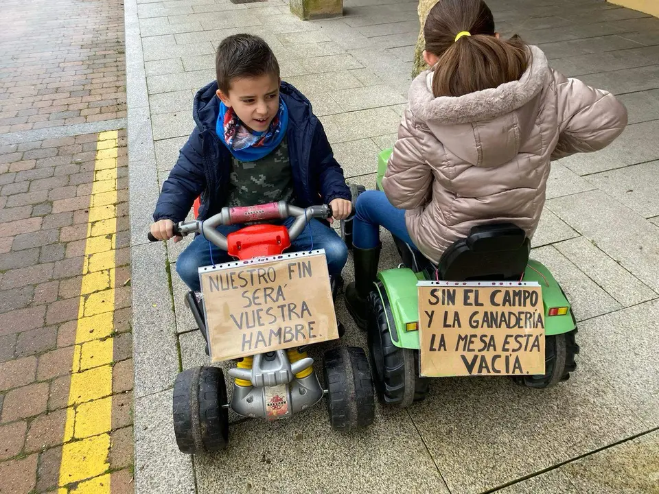 Los niños de Fuentesaúco se solidarizan con el campo (4). Imagen cedida
