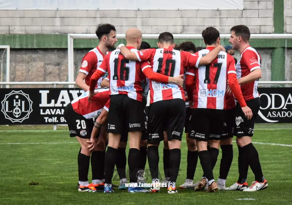 Celebración del gol del empate ante el Coruxo