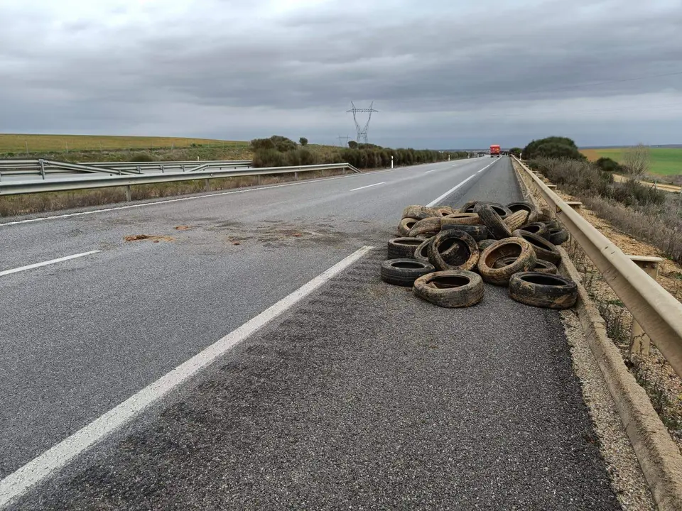 Neumáticos acumulados en la A-66 a la altura de Toral de los Guzmanes durante las protestas agrícolas. Fotografía: Delegación del Gobierno