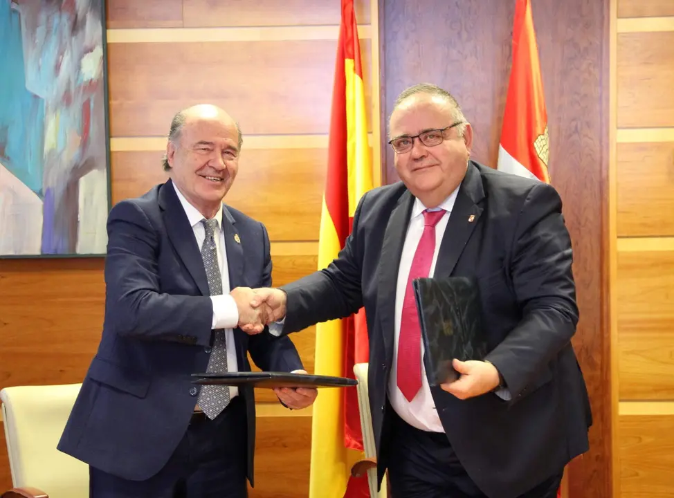 Momento de la firma entre Sanidad y CESM para mejorar las retribuciones de los MIR