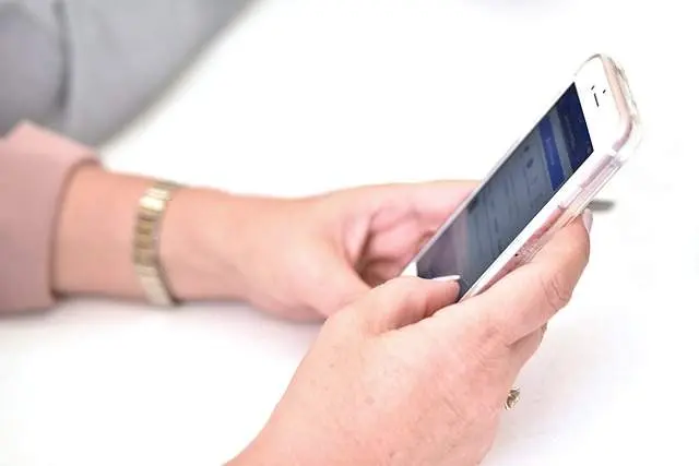 Una persona utiliza su teléfono móvil. Imagen de archivo