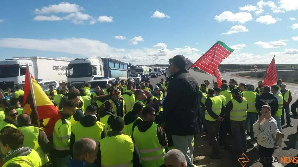 el sector primario corta la A6 