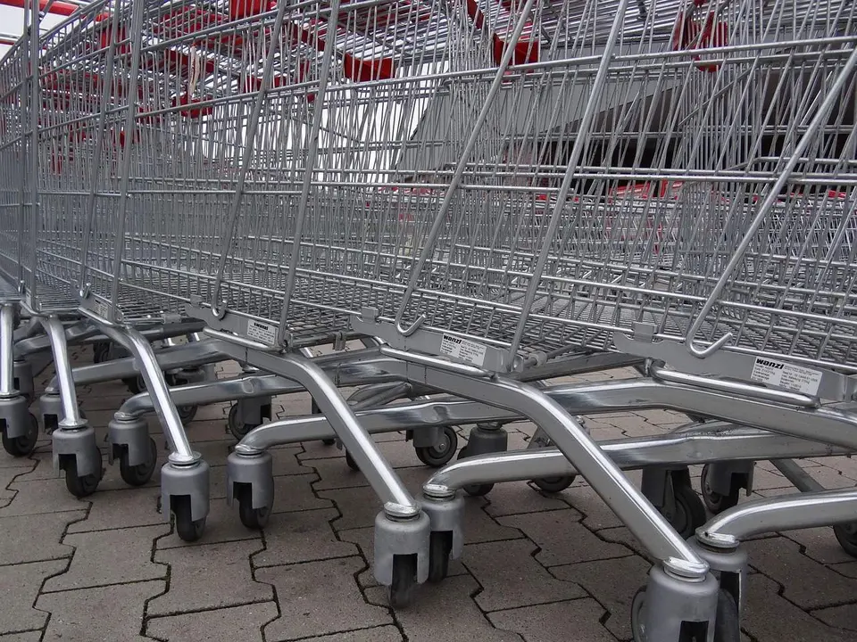 Carros de la compra en un supermercado. Imagen de archivo