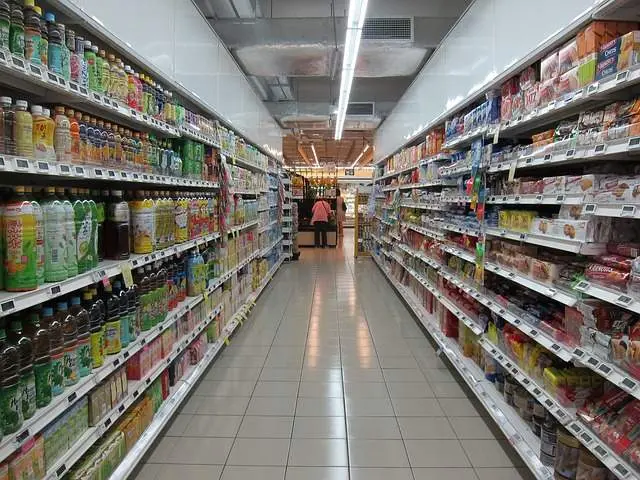 Pasillo de un supermercado. Imagen de archivo