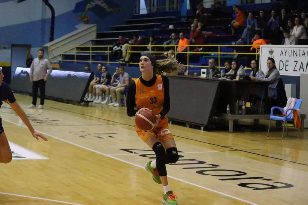 Angela Vendrell en un lance de juego ante Lima-Horta