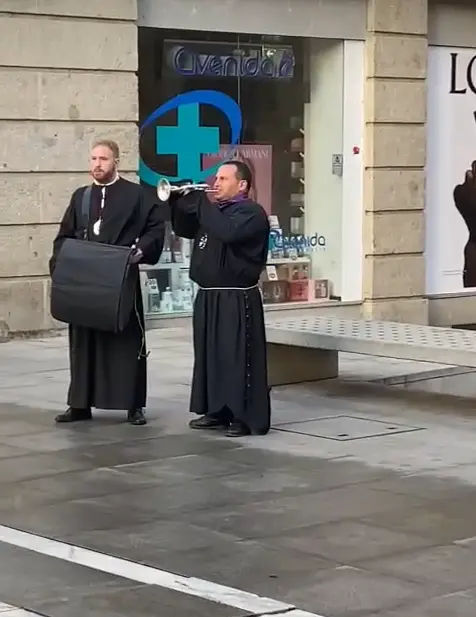Merlú ante la iglesia de Santiago El Burgo. Captura de pantalla