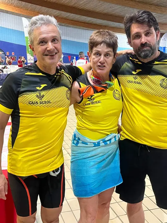 Sergio de Betancourt, Ana María Rodríguez y Césaar Tijero del Dragones Caja Rural durante la participación en el Campeonato de España Máster de piscina
