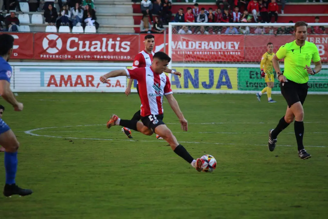 Joel Priego probando suerte ante el Ourense