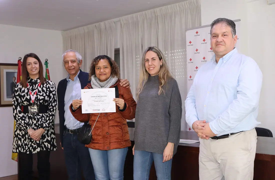 entrega diplomas cruz roja