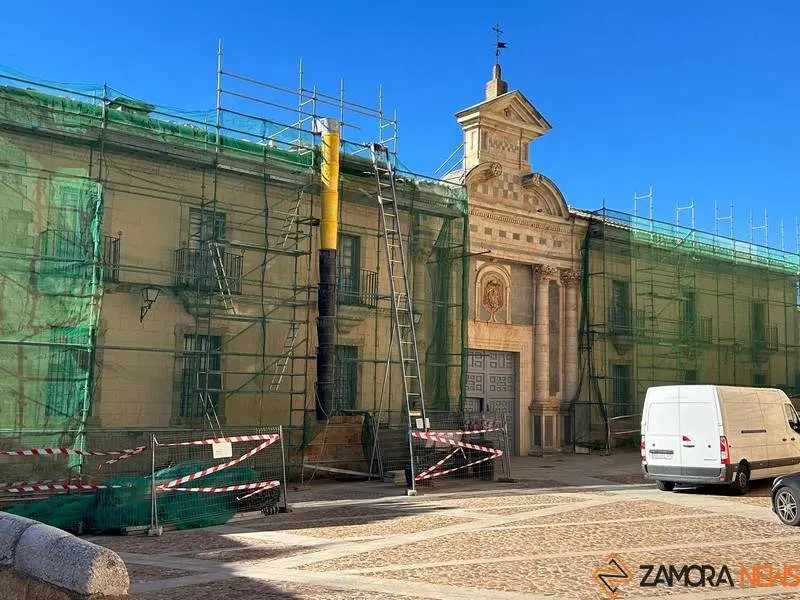 Trabajos en la cubierta del Palacio Episcopal de Zamora