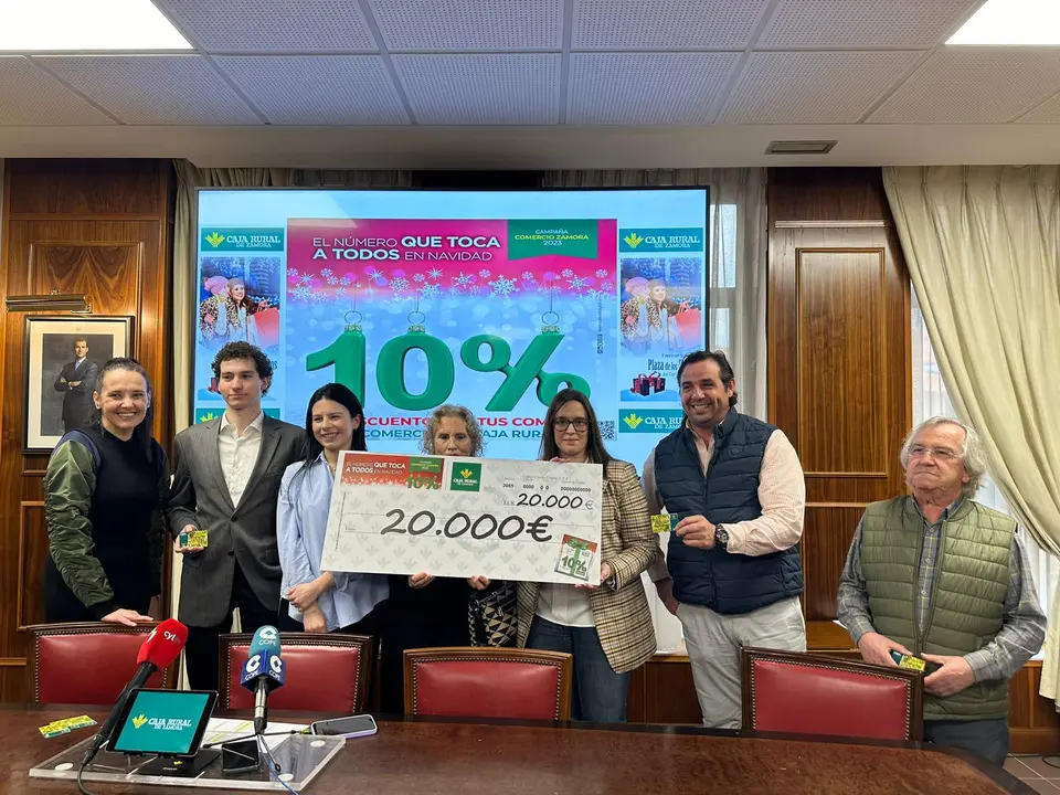 Entrega premios del sorteo de la campaña del comercio ‘Vuelve el 10’ y RRSS de Caja Rural