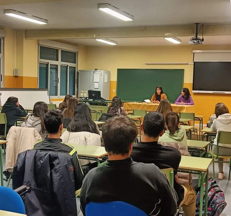 La poeta Maribel Llamero visita a los alumnos del IES Los Valles de Camarzana de Tera