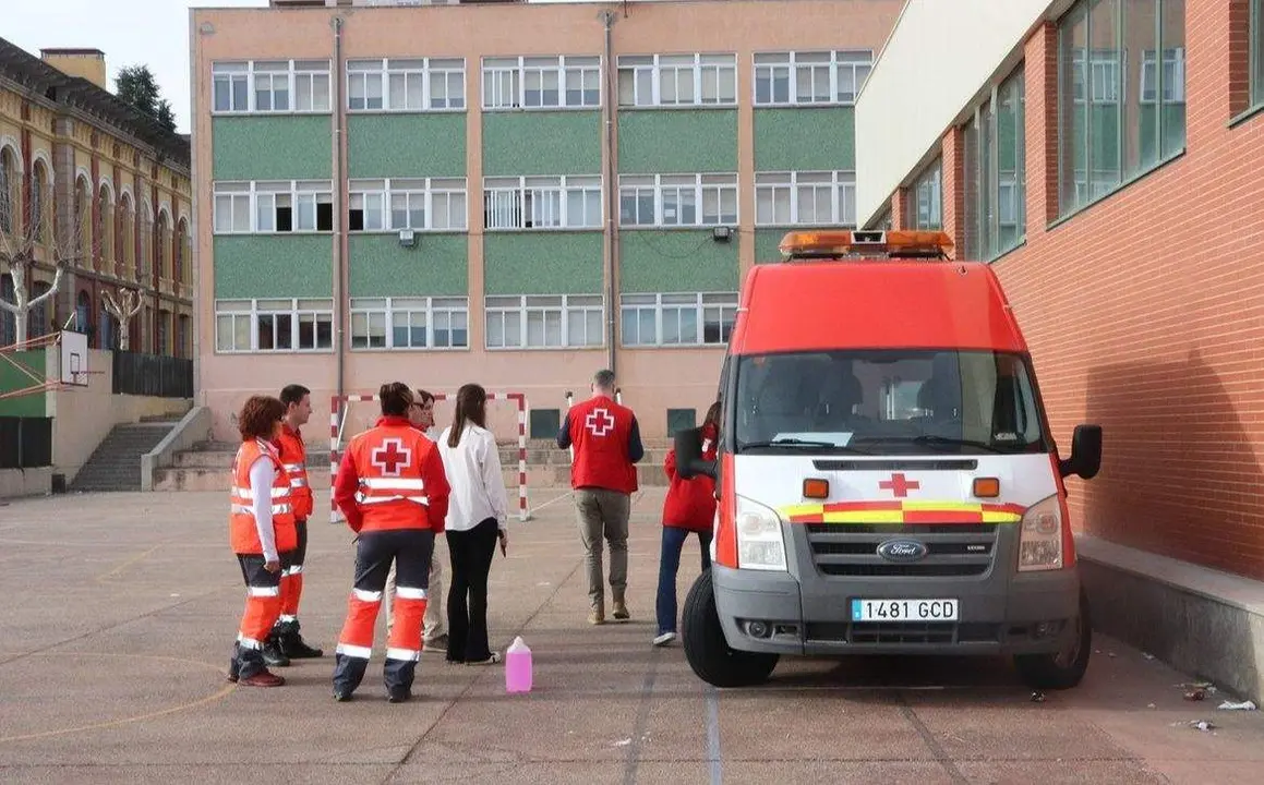 Cruz Roja Zamora colabora en un simulacro de emergencias en el IES María de Molina