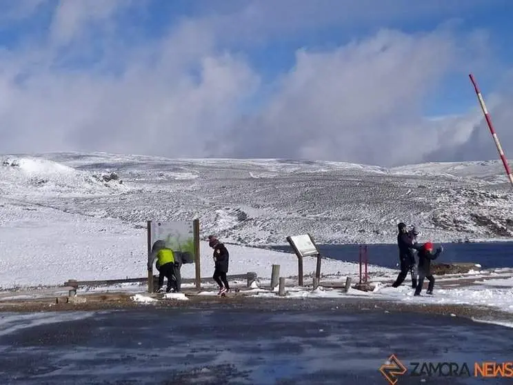 Visitantes disfrutan de la nieve en Sanabria