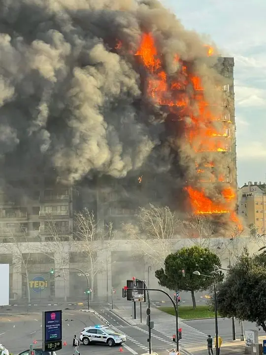 edificio en llamas Valencia. Imagen emergencias 112