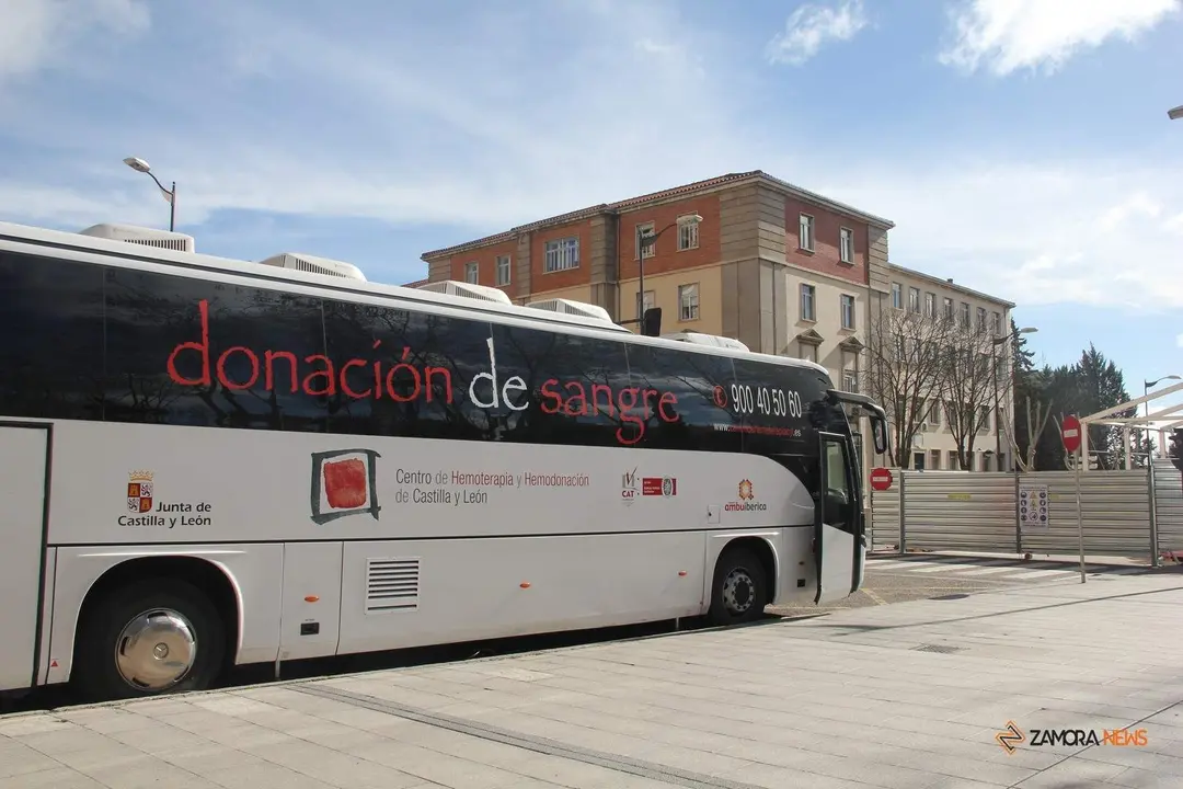 Autobús donación de sangre en la plaza de La Marina