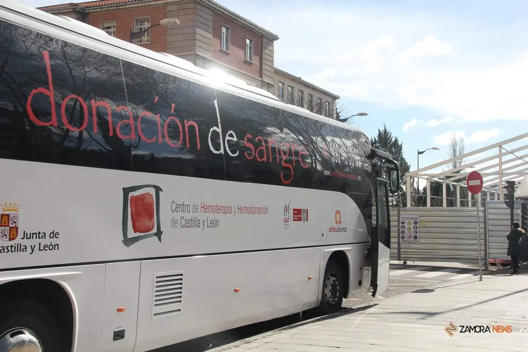 Autobús donación de sangre en la plaza de La Marina