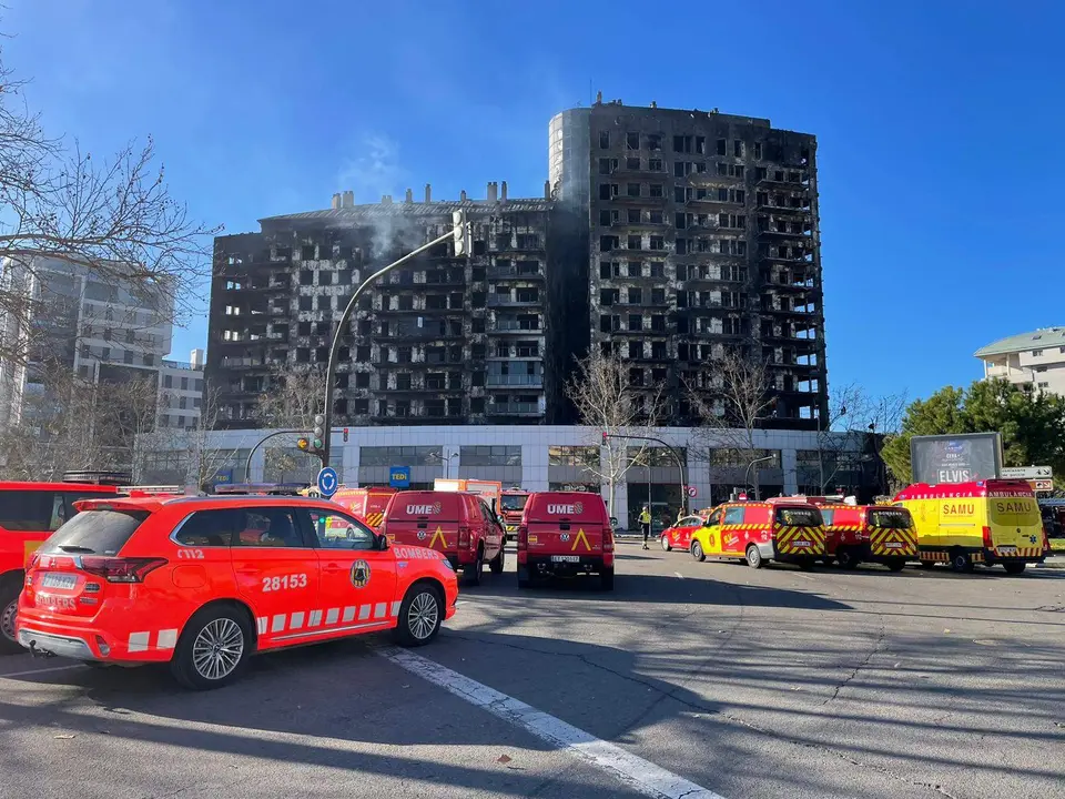 Incendio de un edificio de 14 plantas en Valencia. Fotografía: Emergències 112CV