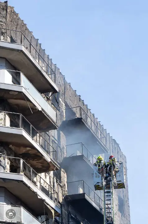 Incendio de un edificio de 14 plantas en Valencia. Fotografía: Emergències 112CV