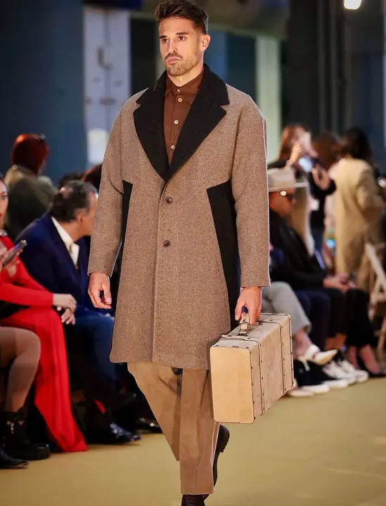 El piragüista zamorano Carlos Garrote desfila en la Madrid Fashion Week. Imagen instagram