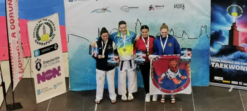Zoe Ares con su medalla de oro en el medio del podio. (Copa Cidade Da Coruña).
