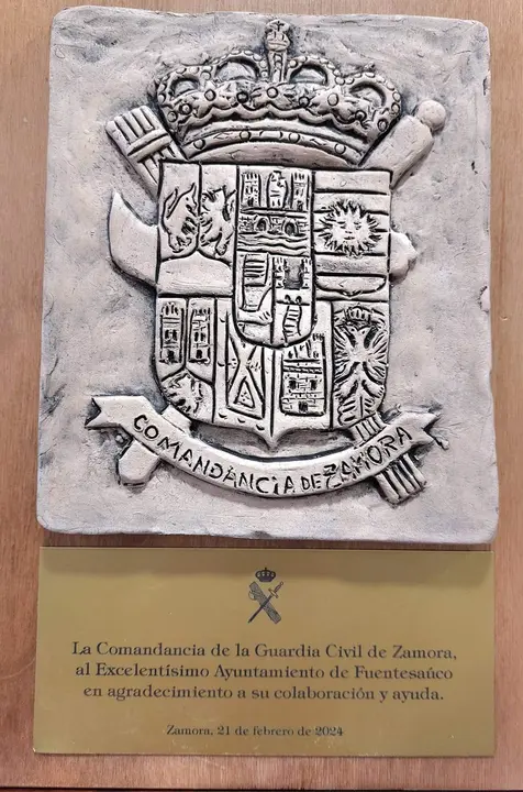 Entrega de placa al Ayuntamiento de Fuentesaúco