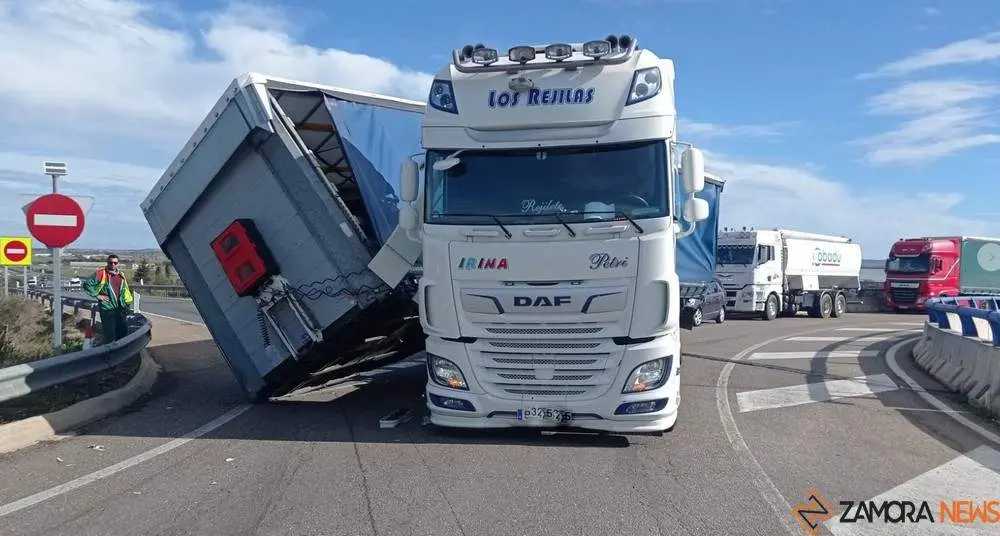 Camión con el remolque desenganchado en la rotonda de la CL- en Benavente dirección Zamora