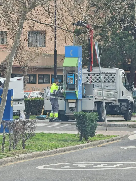 retirada cabina telefónica. Imagen Facebook