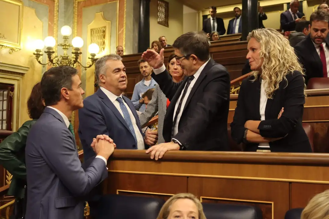 El presidente del Gobierno, Pedro Sánchez, y el portavoz del PSOE, Patxi López
