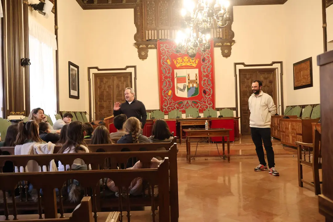 Francisco Guarido durante la visita de los alumnos de 4º de Primaria del colegio Gonzalo de Berceo al Ayuntamiento de Zamora