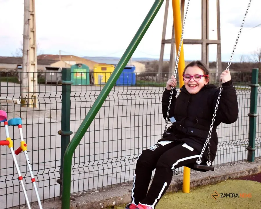 Yaiza juega en el parque infantil de Torrefrades con su traje de neuromodulación. Fotografía: Aroa Colmenero